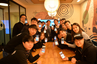 흥국생명 직원들과 '보맵'개발업체인 레드벨벳벤처스 직원들이 흥국생명의 디지털 보험서비스 개시를 기념해 사진을 찍고 있다. 흥국생명 제공